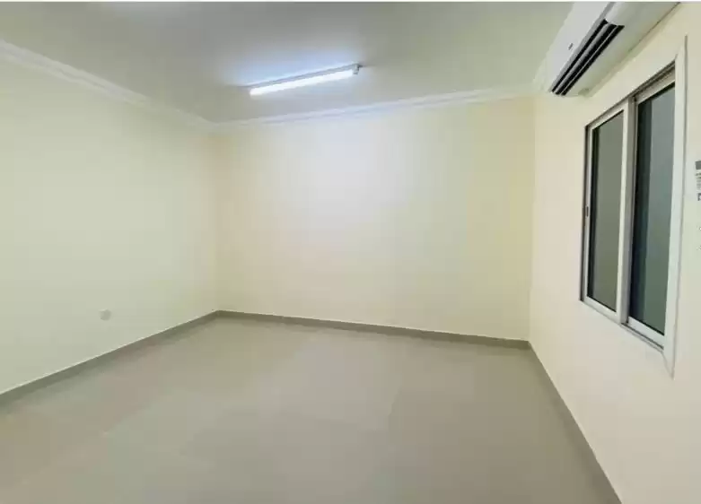 Wohn Klaar eigendom 1 Schlafzimmer U/F Wohnung  zu vermieten in Doha #8486 - 1  image 